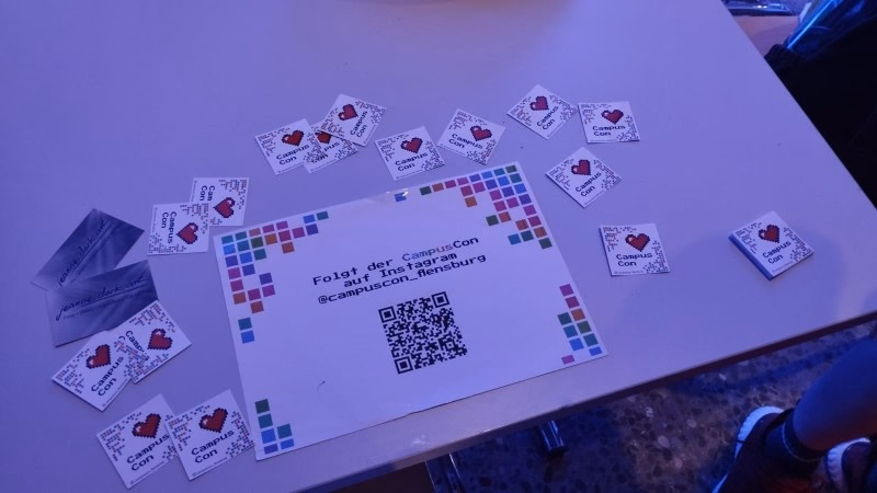 Sticker und ein Hinweisschild auf einem Tisch