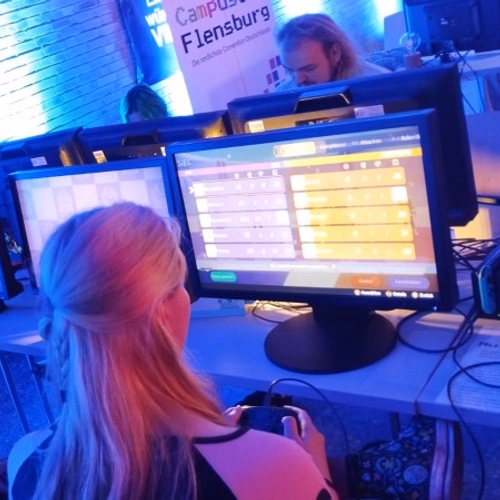 Personen an Konsolen beim Spielen
