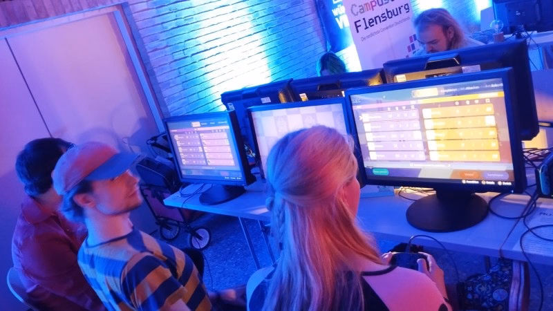 Personen an Konsolen beim Spielen